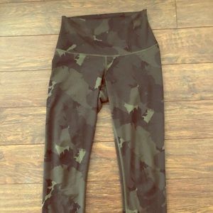 HIGH RISE WUNDER UNDER - INCOGNITO CAMO 21”